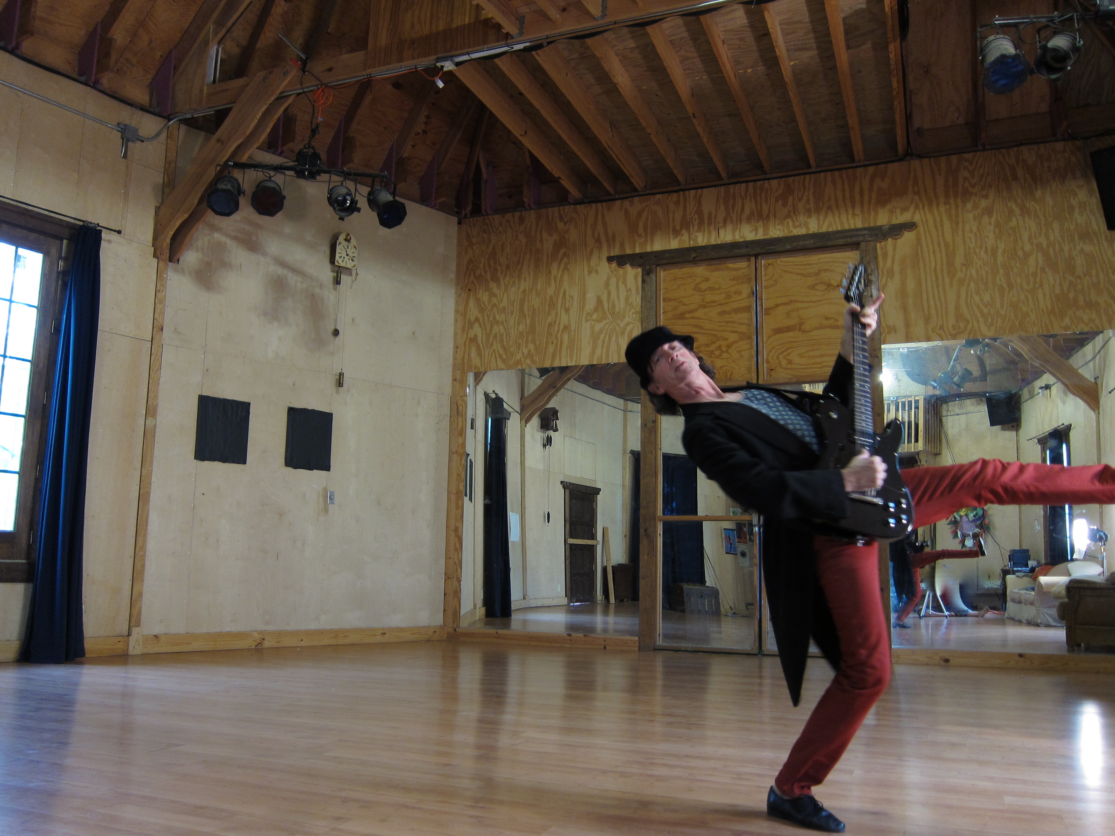 Alain Le Razer Dancing with his Guitar